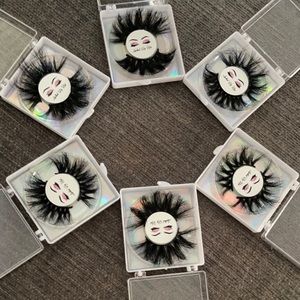 Luxury Mink Lashes comes with brush